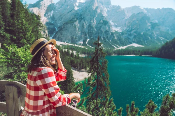 山の湖の前に立つ女性 — ストック写真