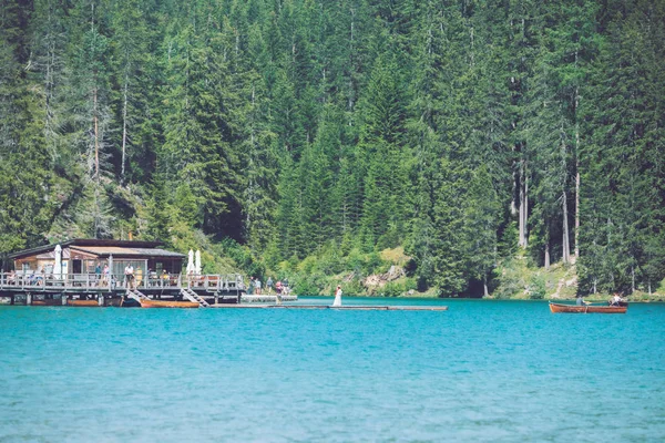 Vista de doca com barcos em lago di braies em montanhas alpes — Fotografia de Stock