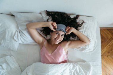 Sabahın köründe uyanan bir kadın. uyku maskesi