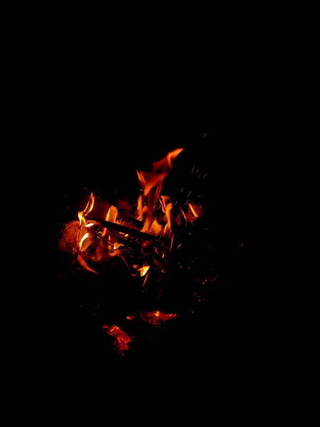 Fiamma di fuoco isolata sul nero — Foto Stock