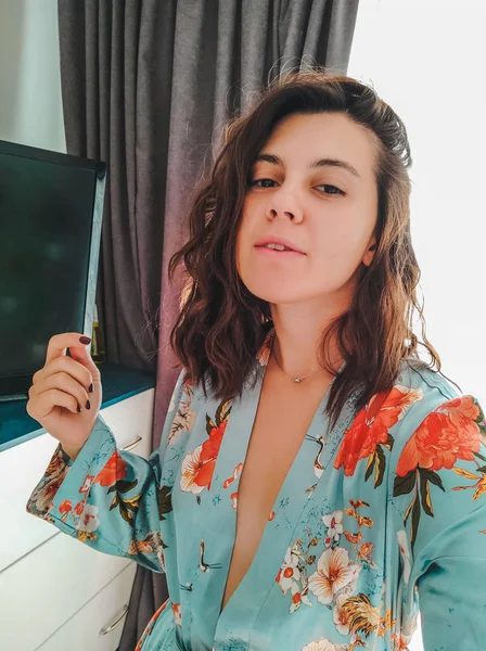 Jovem mulher bonita tomando foto selfie em roupa doméstica camisa de noite — Fotografia de Stock