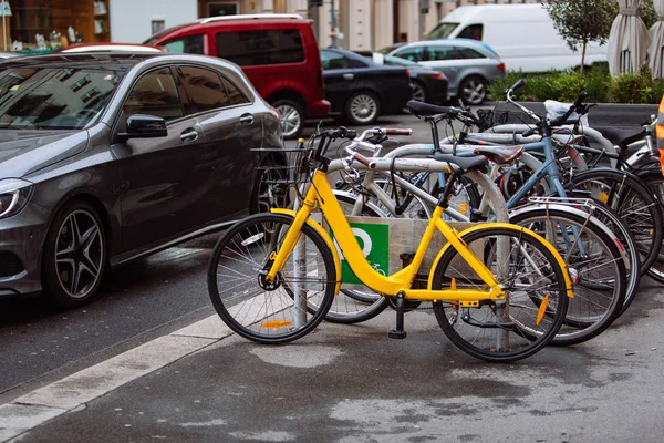 Lugar de estacionamento de bicicleta na rua da cidade — Fotografia de Stock