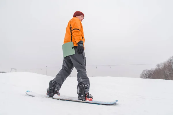 Άνθρωπος snowboarding κάτω από λόφο — Φωτογραφία Αρχείου