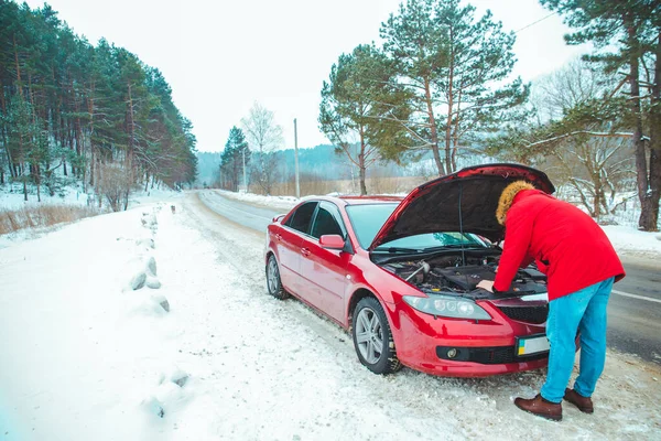 Hombre abrió la avería de la campana del coche en carretera — Foto de Stock