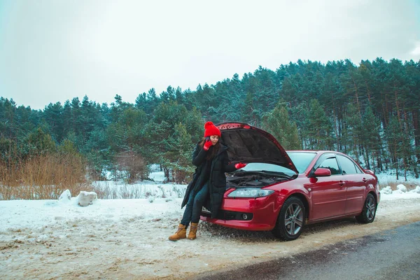 Mulher pedindo ajuda com carro quebrado na estrada de inverno — Fotografia de Stock