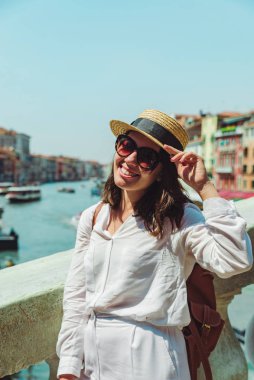 Güneşli yaz gününde arka planda Grand Canal Venice İtalya 'da kadın portresi