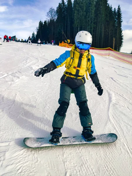 Mujer montando en snowboard colina abajo — Foto de Stock