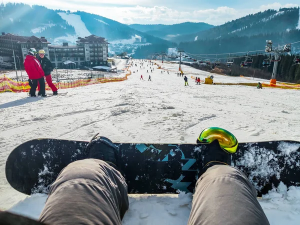 Έννοια snowboarding κάθεται στους ανθρώπους λόφο σκι κάτω — Φωτογραφία Αρχείου