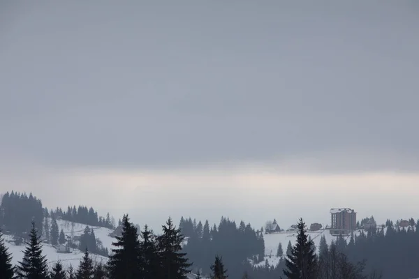 雪に覆われた冬の山の風景 — ストック写真