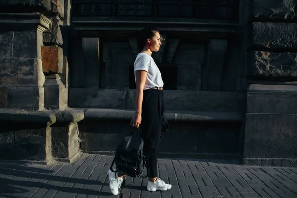 Portrait of young pretty woman at city street sunset light — Stock Photo, Image