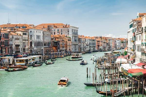 Veneza, Itália - 25 de maio de 2019: vista do grande canal da cidade de Veneza com barcos — Fotografia de Stock