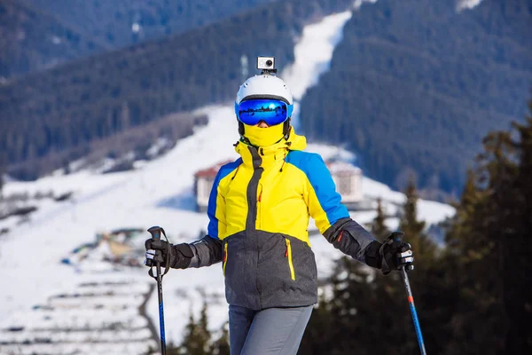 Mulher em equipamento de esqui no topo da colina — Fotografia de Stock