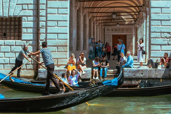 Venise, Italie - 25 mai 2019 : les gens qui se reposent sur le quai de la ville regardent des gondoles — Photo