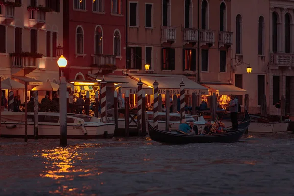 Venedig, Italien - 25. Mai 2019: Gondel bei Nacht Stadt romantisches Date — Stockfoto