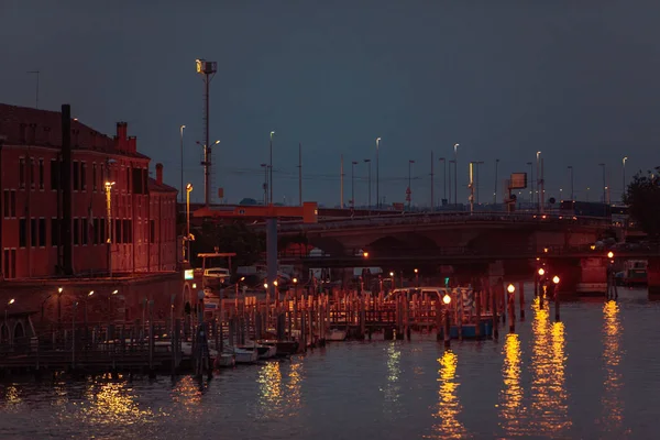 Vista de noite veneza cidade luzes grande canal — Fotografia de Stock