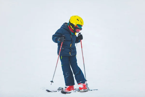 Маленький ребенок учится кататься на лыжах — стоковое фото