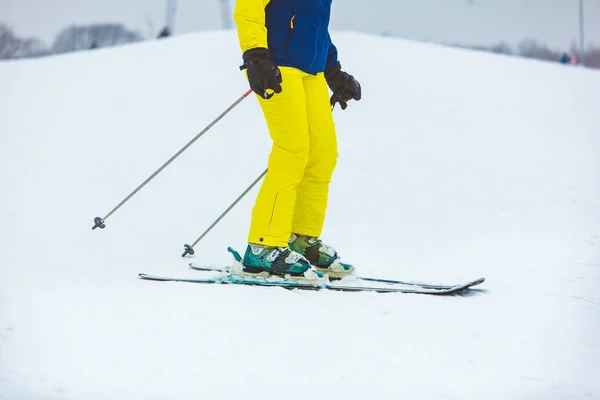 KAZKOVA POLYANA, UKRAINE - 26 janvier 2019 : homme descendant en ski alpin — Photo