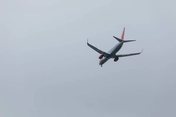 Pula, Croatia - May 19, 2019: big plane aircraft in overcast sky — 스톡 사진