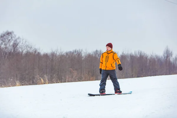 Άνθρωπος snowboarding κάτω από λόφο — Φωτογραφία Αρχείου