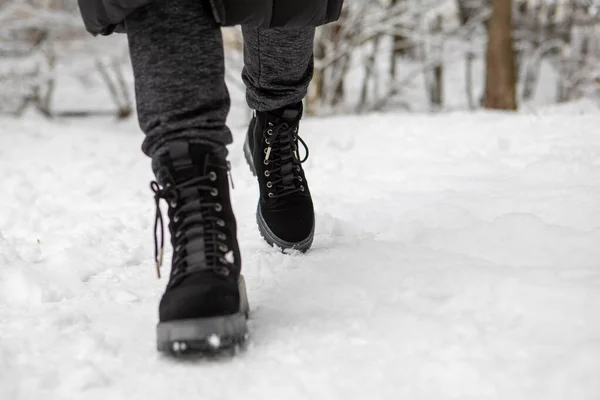 Pisada botas cerca caminando al aire libre — Foto de Stock