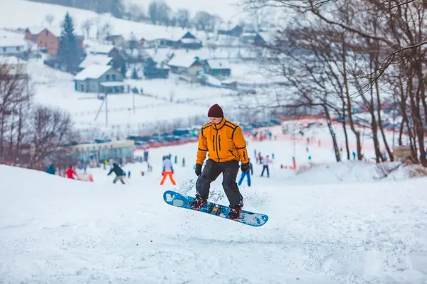 Άνθρωπος snowboarding κάτω από λόφο — Φωτογραφία Αρχείου