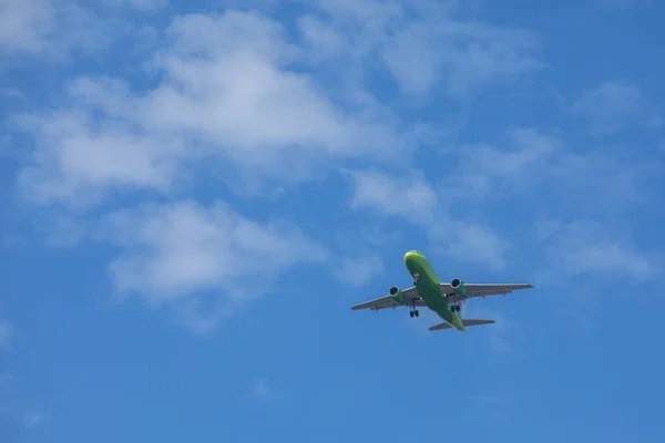 Flyvemaskine i himlen rejse koncept - Stock-foto