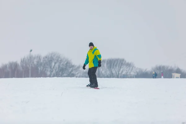 Hombre snowboard abajo por la colina — Foto de Stock