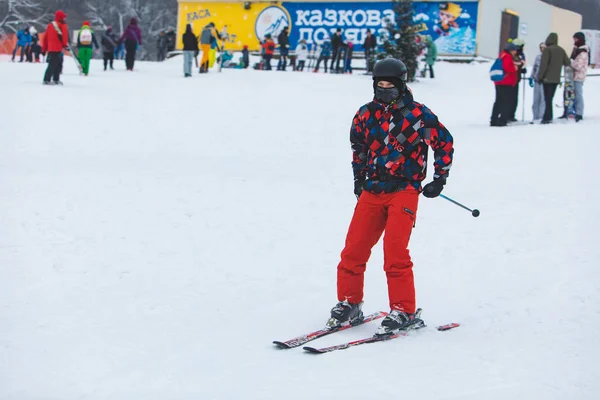 KAZKOVA POLYANA, UCRÂNIA - 26 de janeiro de 2019: homem esquiando na colina — Fotografia de Stock