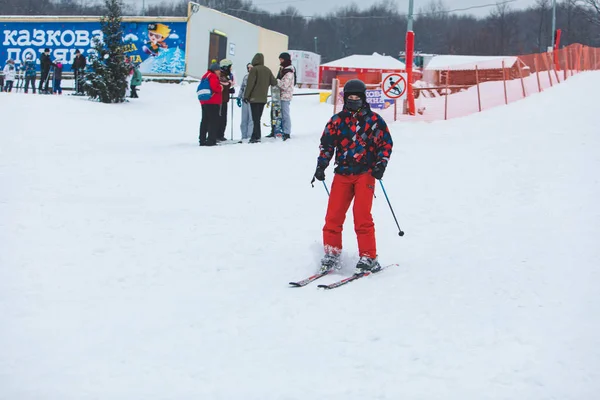 Kaskowa poljana, ukraine - 26. januar 2019: man skiing down by hill — Stockfoto