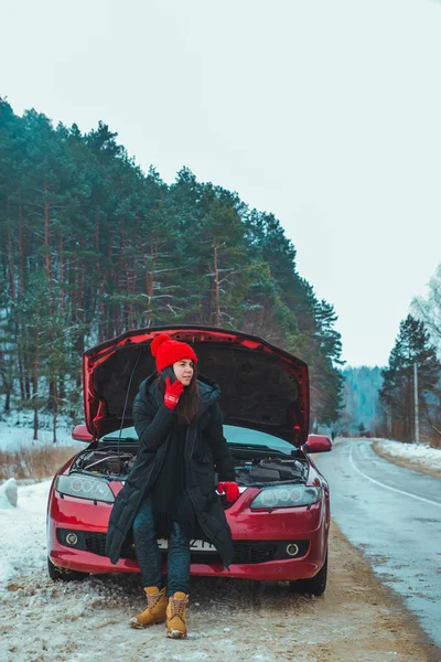 Woman calling for help with broken down car at winter highway — Stock Photo, Image