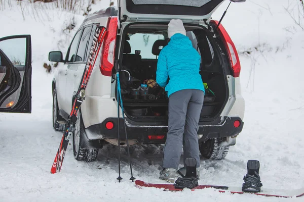 Kazkova Polyana, Ukraine - January 26, 2019: woman gathering to ski. 装有敞篷行李箱的汽车 — 图库照片