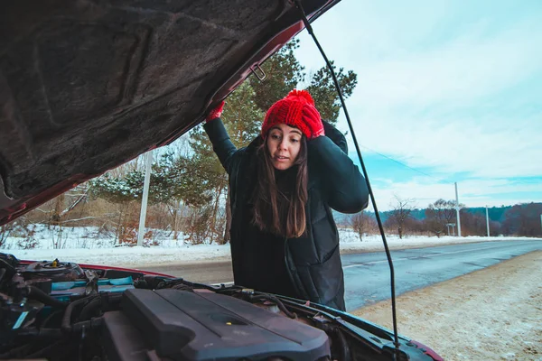 Mujer mirando coche motor carretera asistencia — Foto de Stock