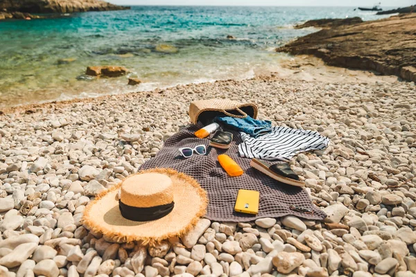 Blick über den Strand Decke mit Sonnenschutz Creme Strohhut mit Tasche — Stockfoto