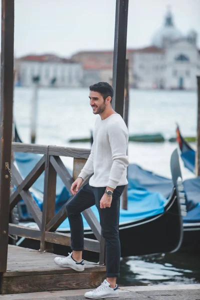 Venedig, Italien - 25. Mai 2019: Männermodellierung an der Hafenmole der Stadt — Stockfoto