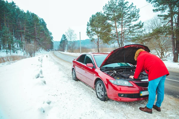 Hombre abrió la avería de la campana del coche en carretera — Foto de Stock
