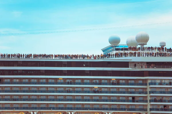 Blick auf Menschen auf Kreuzfahrtschiff — Stockfoto
