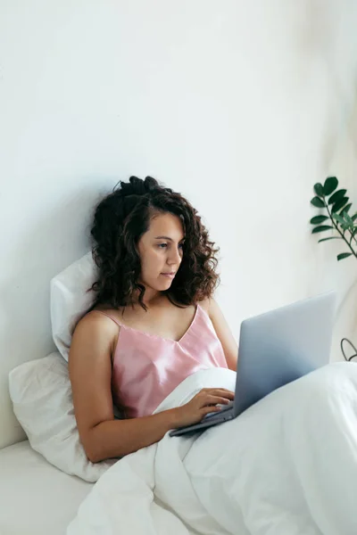 Woman with laptop in bed freelancer — Stock Photo, Image