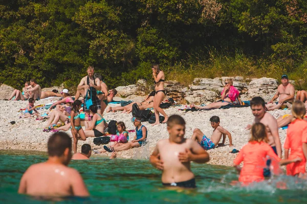 Pula, kroatien - 12. Juni 2019: schwimmende Menschen im blauen, klaren Wasser — Stockfoto