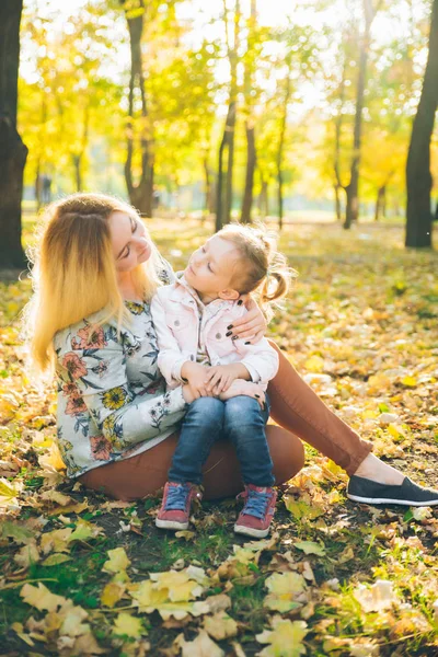 Mather with little toddle daughter playing in autumn city public park — Stock Photo, Image
