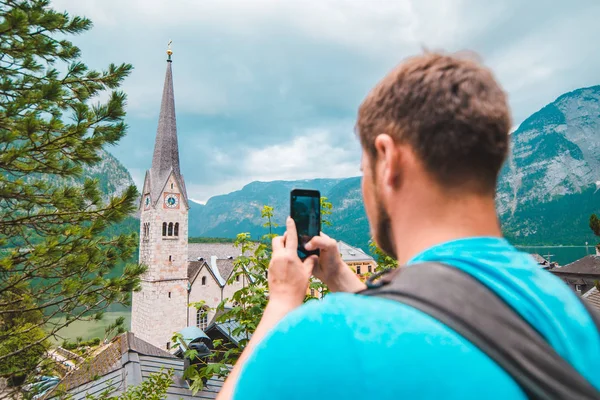 Adam yukarıdan Hallstatt şehrinin fotoğrafını çekiyor. — Stok fotoğraf