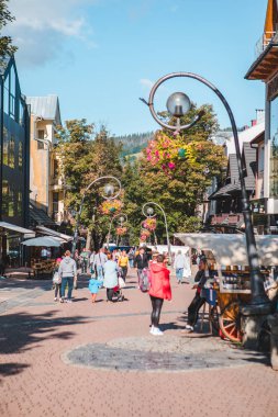 Zakopane, Polonya - 13 Eylül 2019: Tatra dağlarında merkez krupowki caddesinden yürüyen insanlar