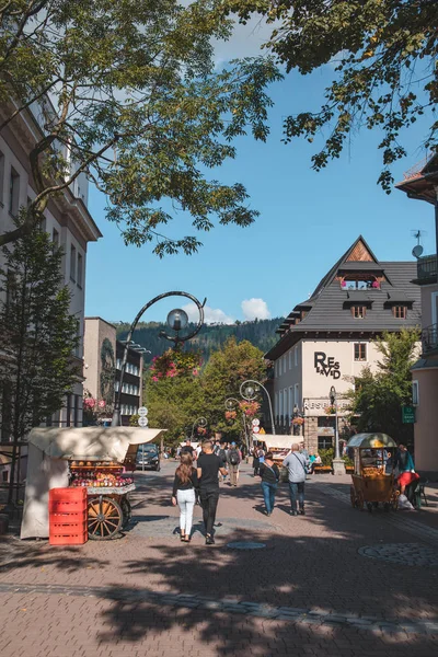 Zakopane, Polonia - 13 settembre 2019: persone che camminano per la strada centrale krupowki nelle montagne tatra — Foto Stock