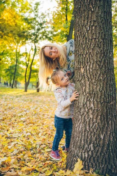 Mutter mit Tochter guckt aus dem Baum — Stockfoto