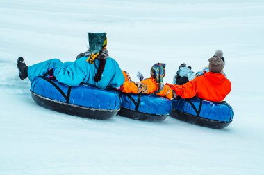 Lviv, Ukrayna - 7 Ocak 2019: kış eğlencesi aktiviteleri. Tepenin aşağısında kar borusunda