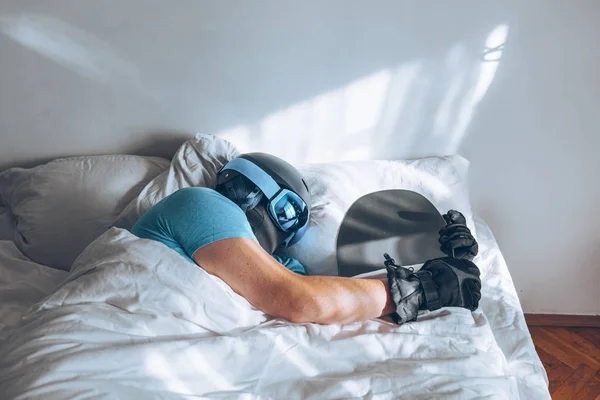 Man i sängen med snowboard ski googlar och hjälm — Stockfoto