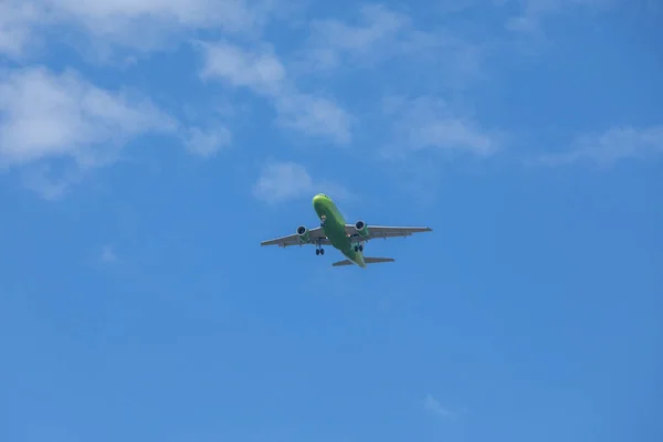 Flyvemaskine i himlen rejse koncept - Stock-foto