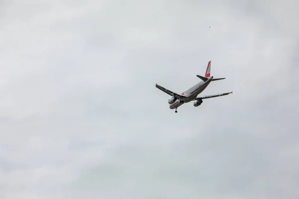 曇天の着陸時の飛行機 — ストック写真