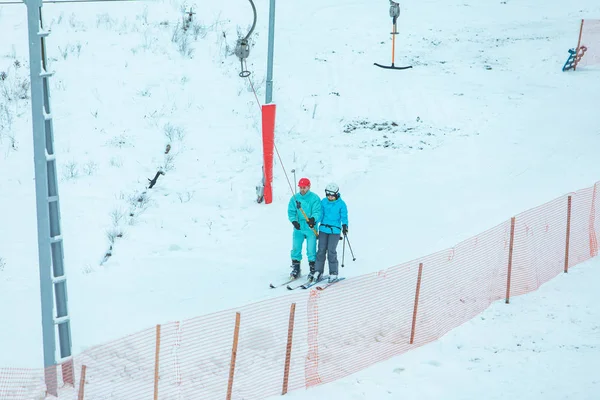 Lviv, Ουκρανία - 12 Ιανουαρίου 2019: οι άνθρωποι που χρησιμοποιούν ανελκυστήρα για να σηκωθεί από το λόφο — Φωτογραφία Αρχείου