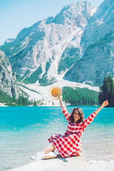 Donna seduta sulla spiaggia del lago di montagna stagione estiva — Foto Stock