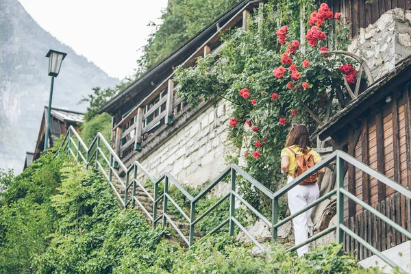 Joven bonita turista mujer caminando por pequeño hallstatt calle escaleras — Foto de Stock